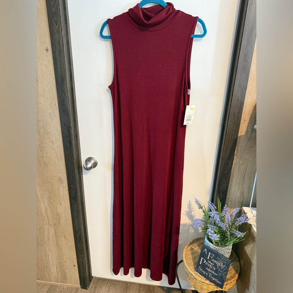 Elegant Burgundy Maxi Dress